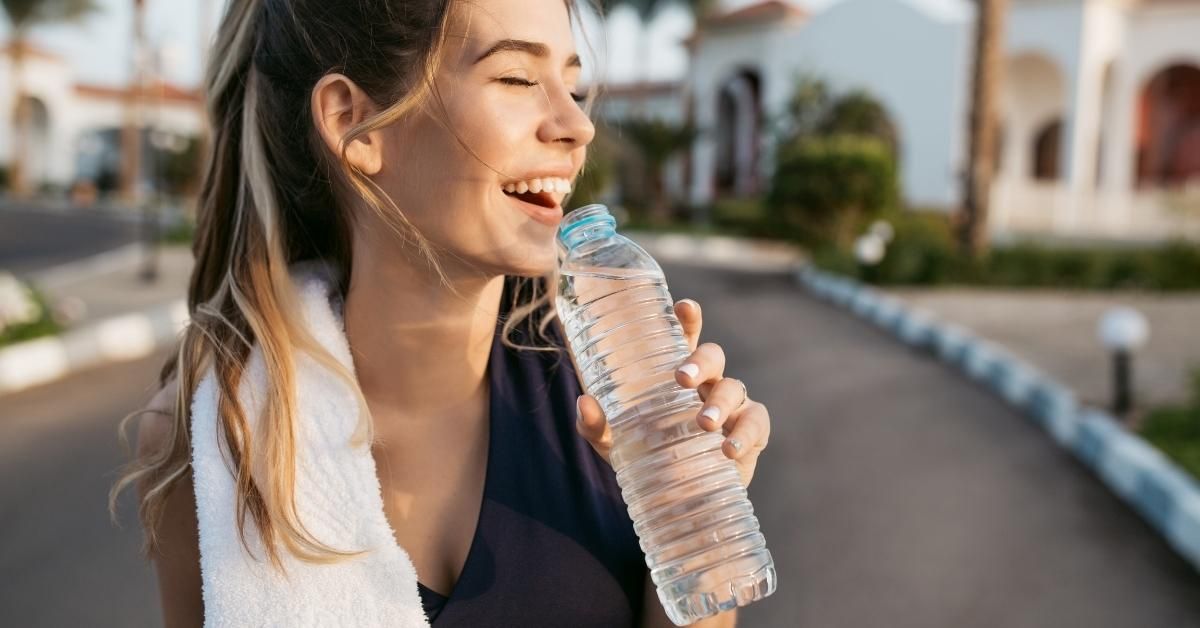 Bere acqua per combattere la ritenzione idrica