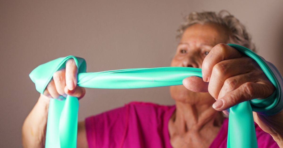 Esercizi con gli elastici per le braccia