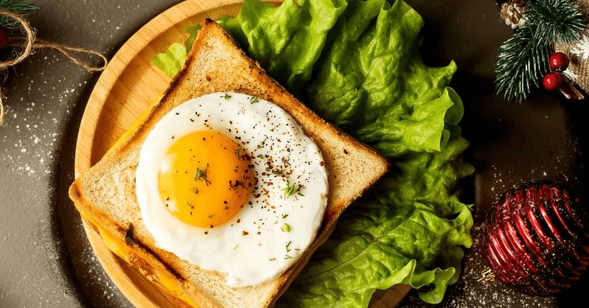 Toast integrale con uova e avocado per colazione proteica