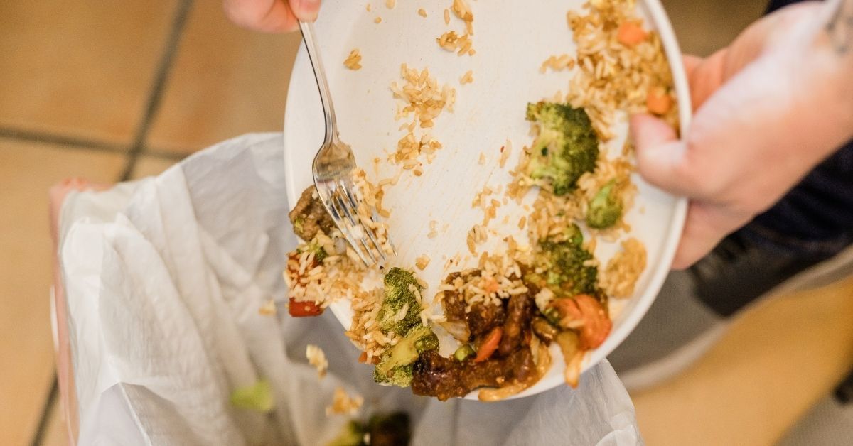 mangiare cibo scaduto